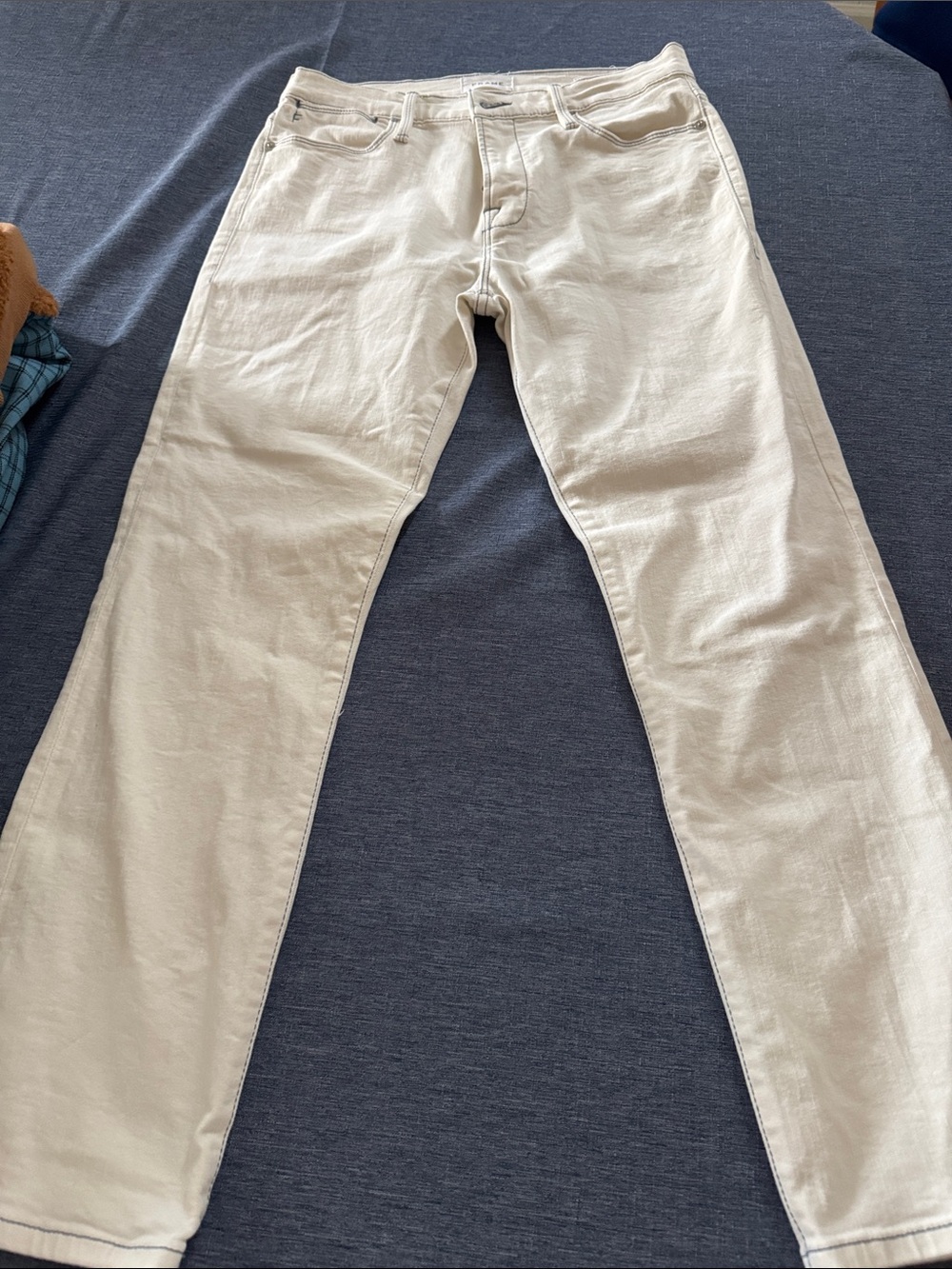 Frame Denim Women’s Straight Jeans in Off-White with Contrast Stitching - Picture 2 of 5